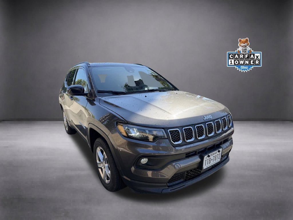 Used 2024  Jeep Latitude image 1