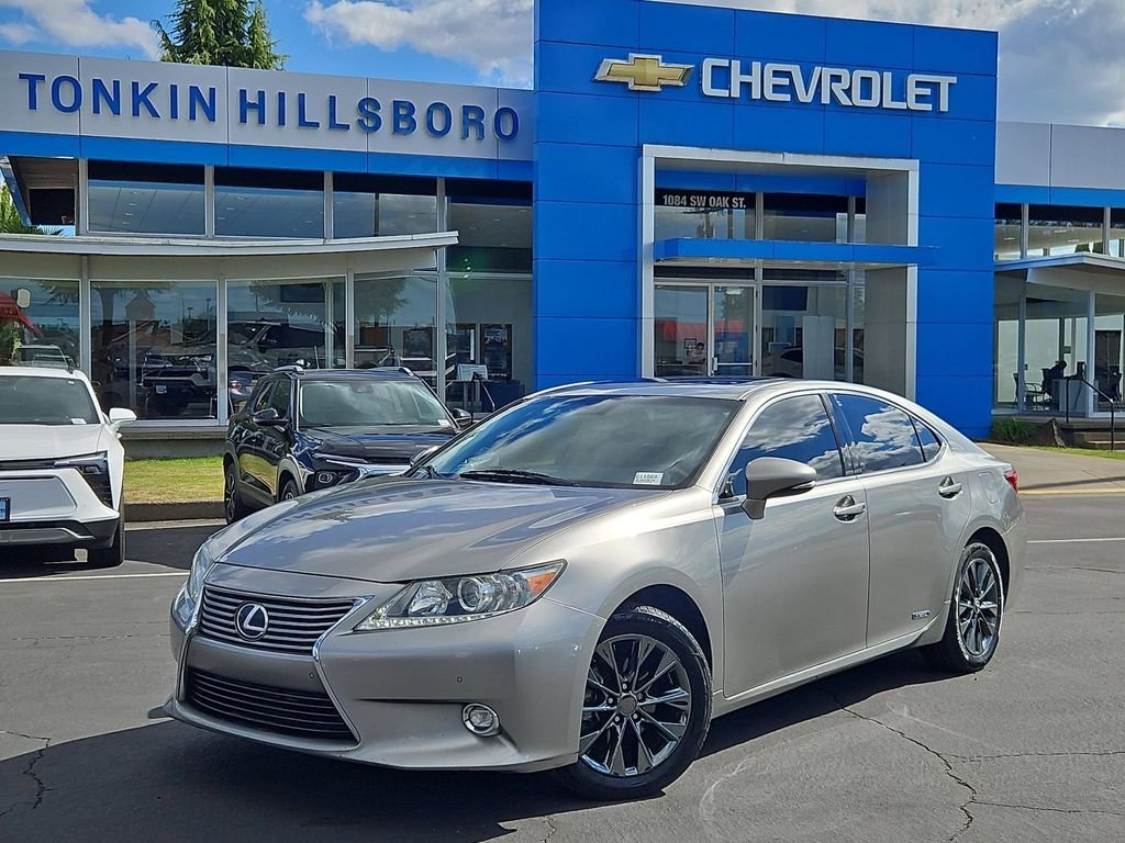 Used 2015 Silver Lexus 300h image 1