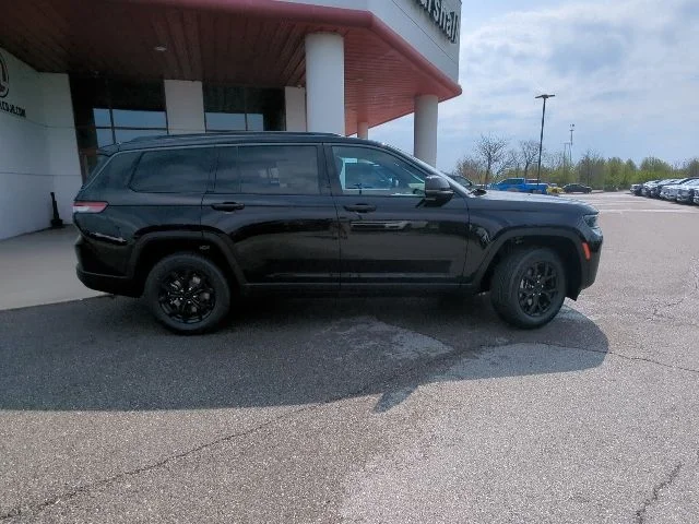 New 2026 Diamond Black Crystal Pearl-Coat Exterior Paint Jeep Laredo image 33