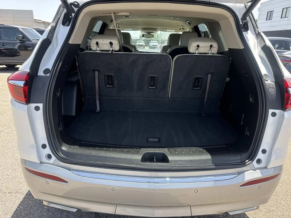 Used 2019 White Buick Essence image 8