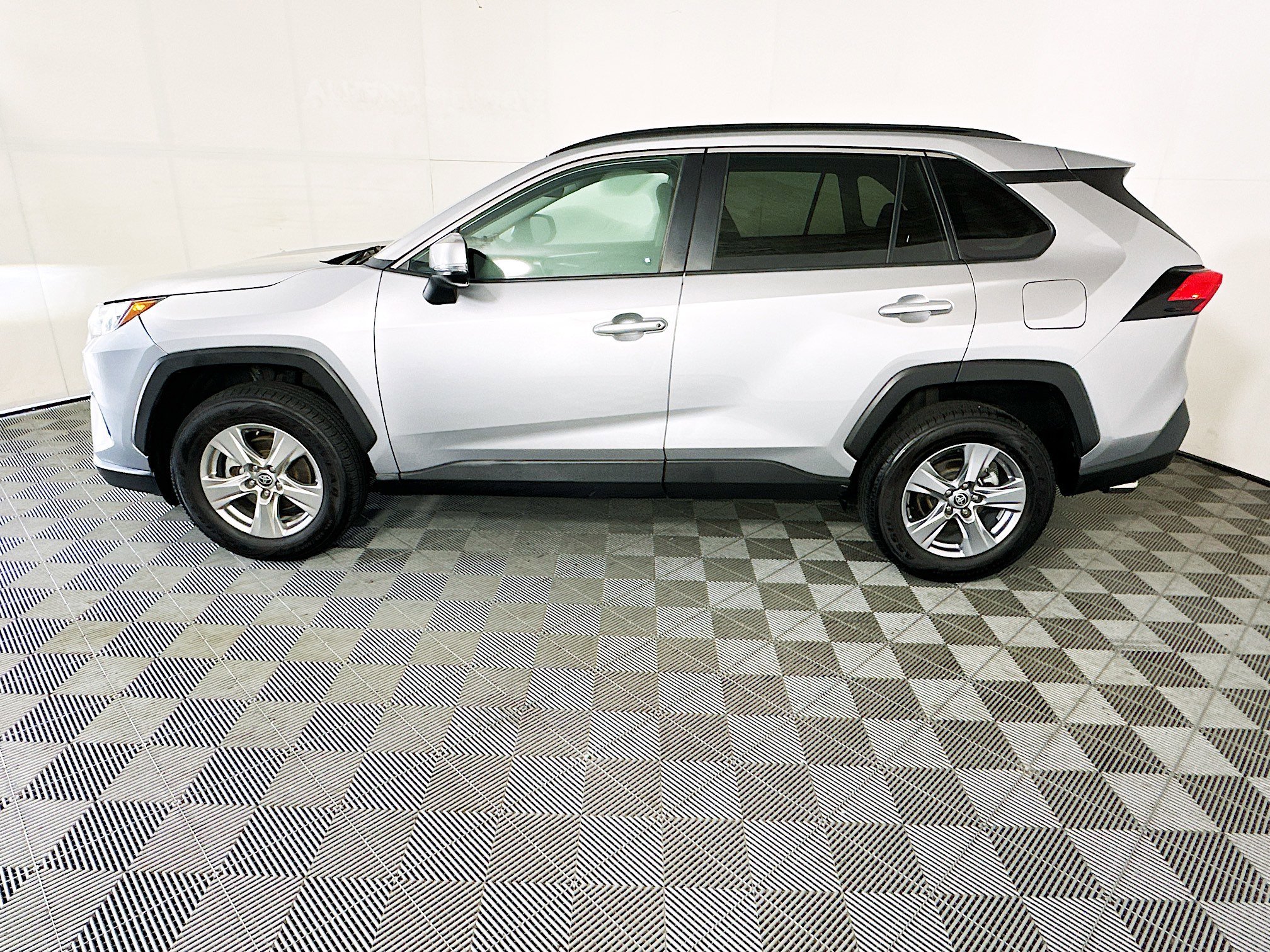 Used 2022 Silver Sky Metallic Toyota XLE image 6