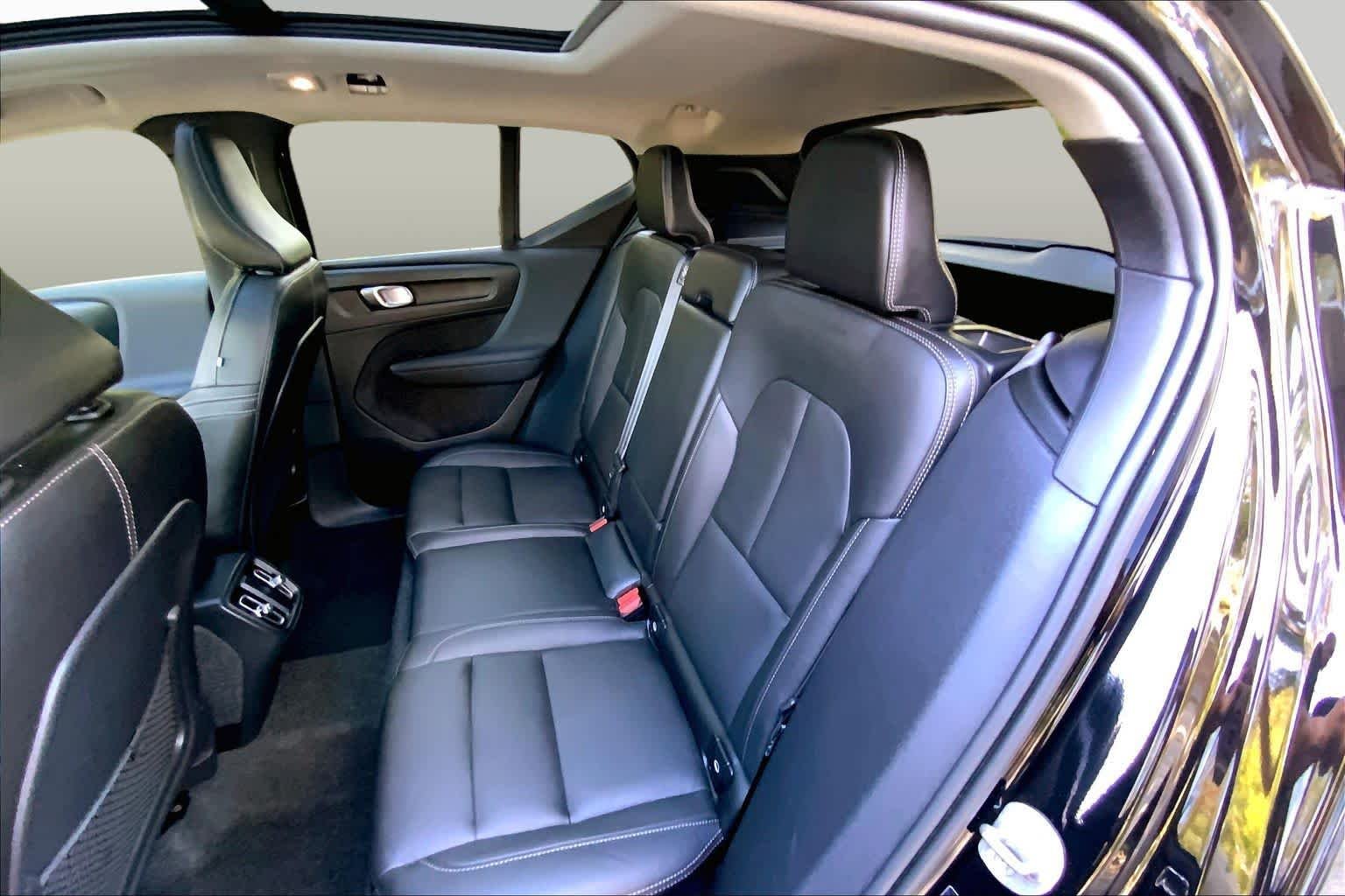 Used 2024 Onyx Black Metallic Volvo Plus Bright Theme image 20