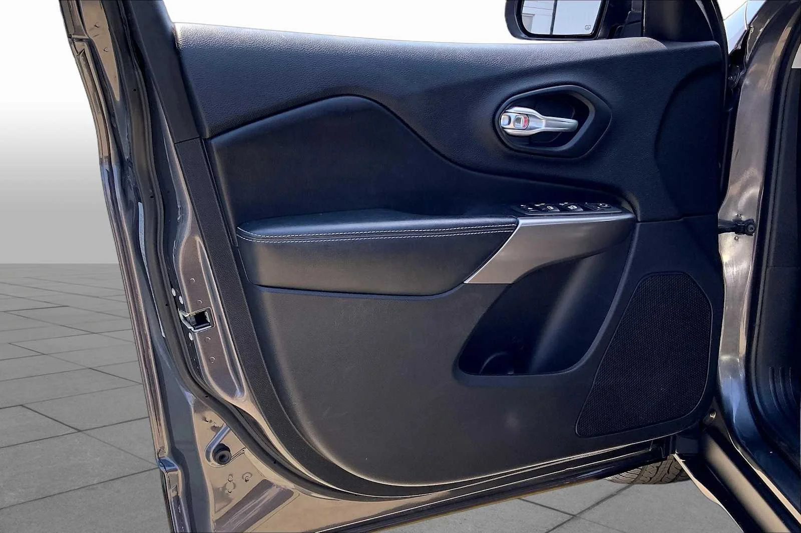 Used 2020 Granite Crystal Metallic Clearcoat Jeep Latitude Plus image 21