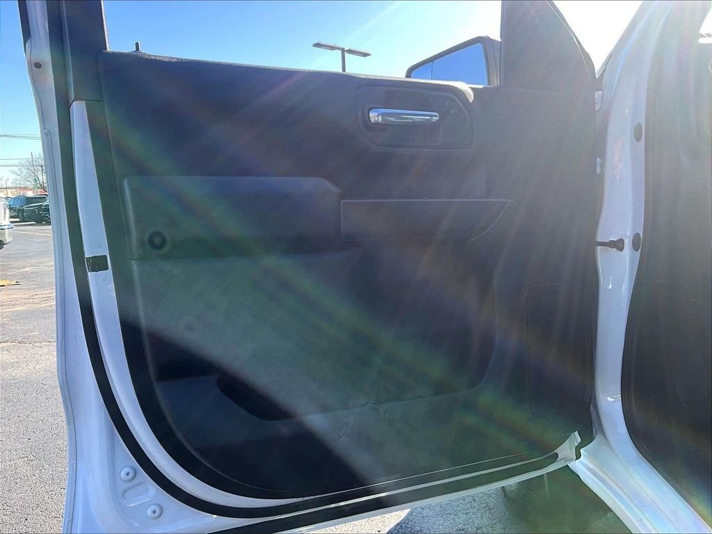Used 2023 White Chevrolet Custom image 9