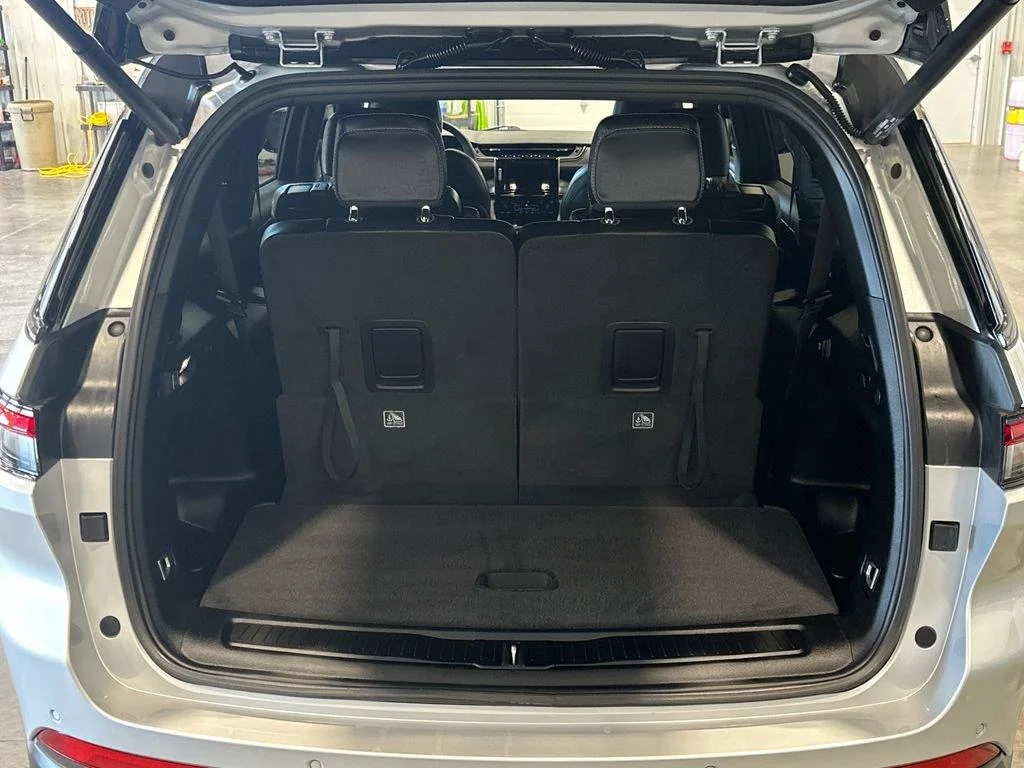 Used 2023 Silver Zynith Jeep Altitude image 30
