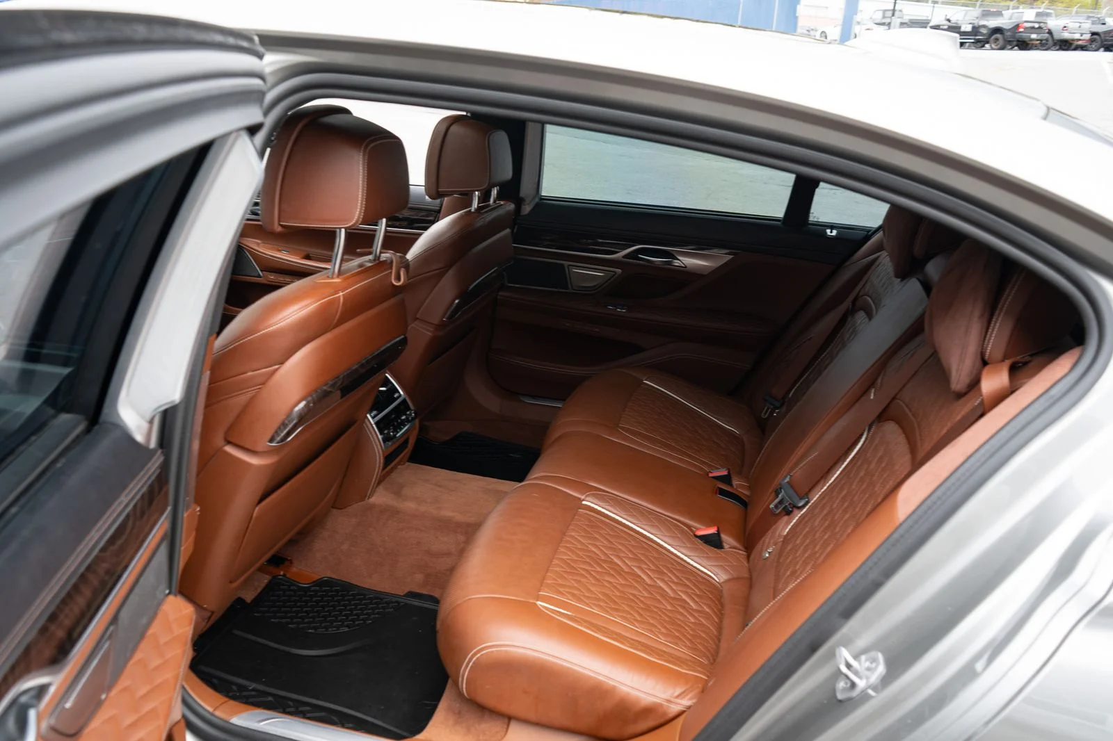 Used 2022 Gray BMW 750i xDrive image 31