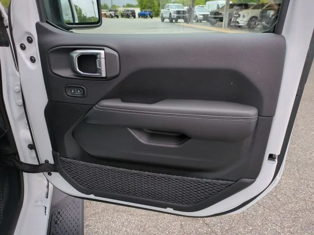 Used 2023 White Jeep Overland image 33