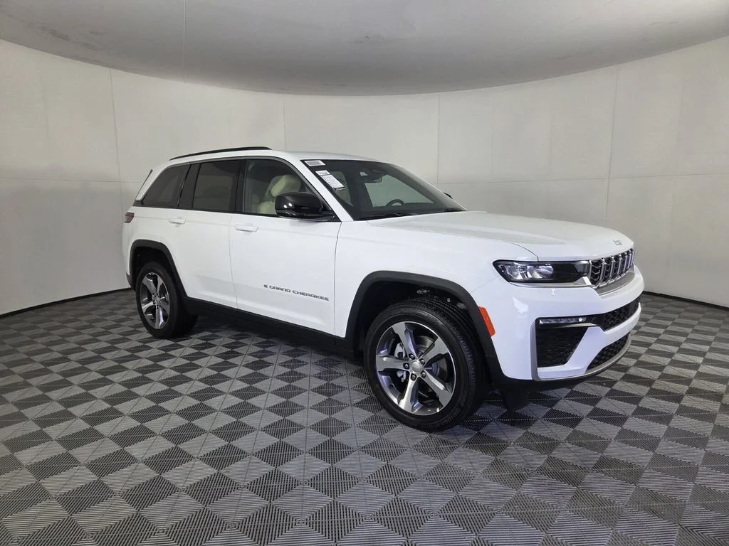 New 2026 Bright White Clear-Coat Exterior Paint Jeep Limited image 2