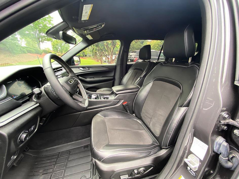 Used 2024 Baltic Gray Metallic Clearcoat Jeep Altitude image 11