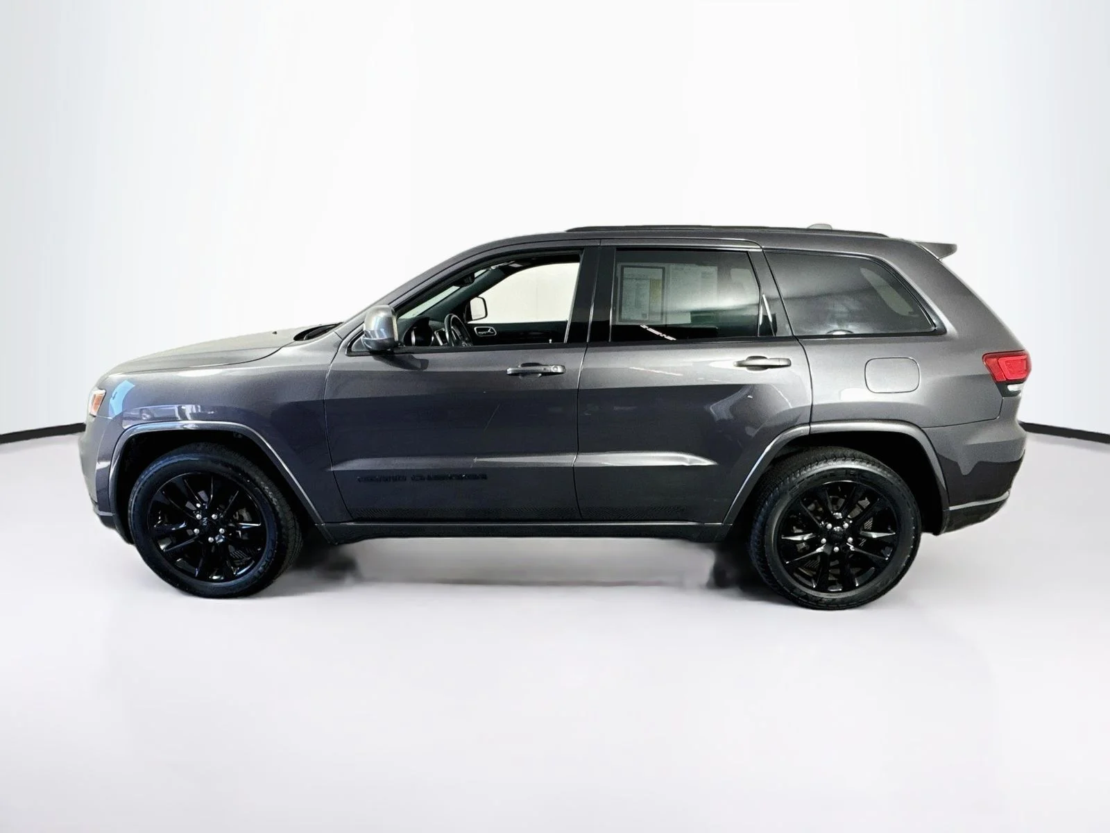 Used 2018 Gray Jeep Altitude image 4
