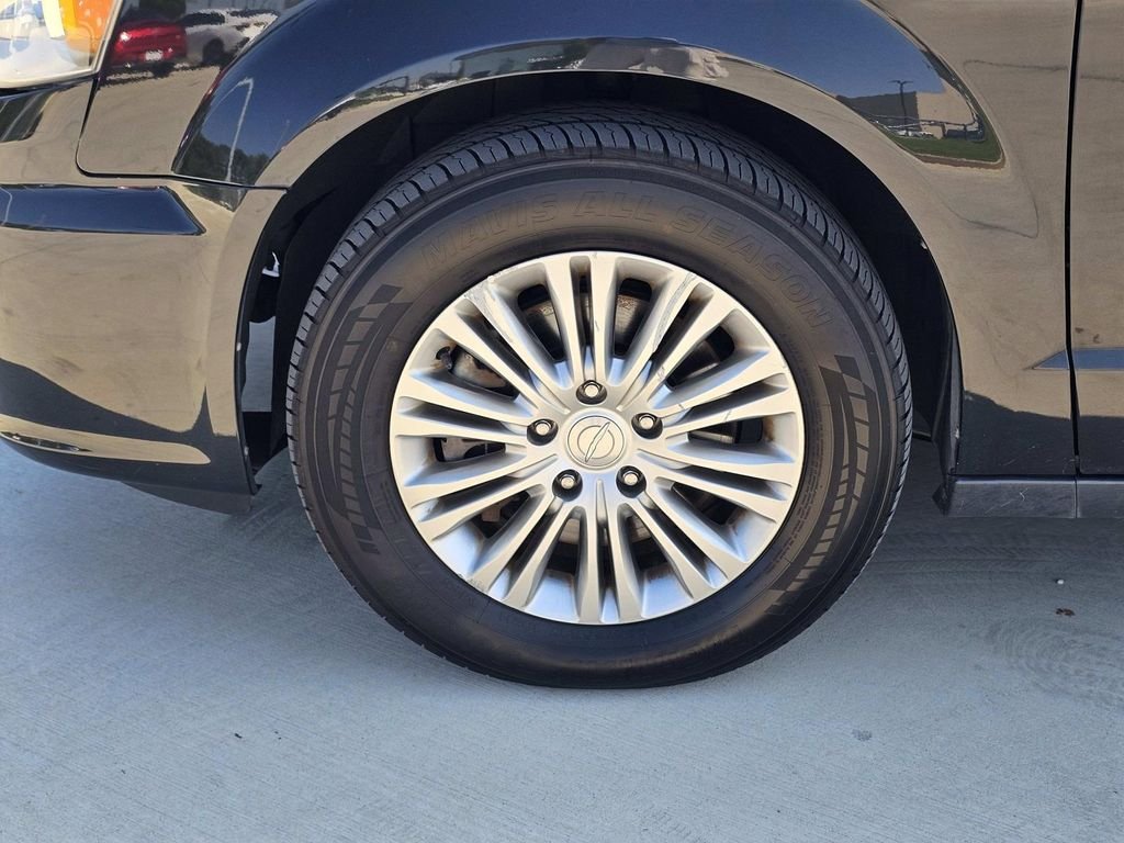 Used 2015 Black Chrysler Touring-L image 7