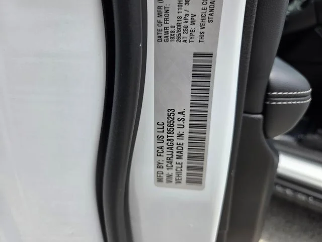 New 2026 Bright White Clear-Coat Exterior Paint Jeep Laredo X image 21