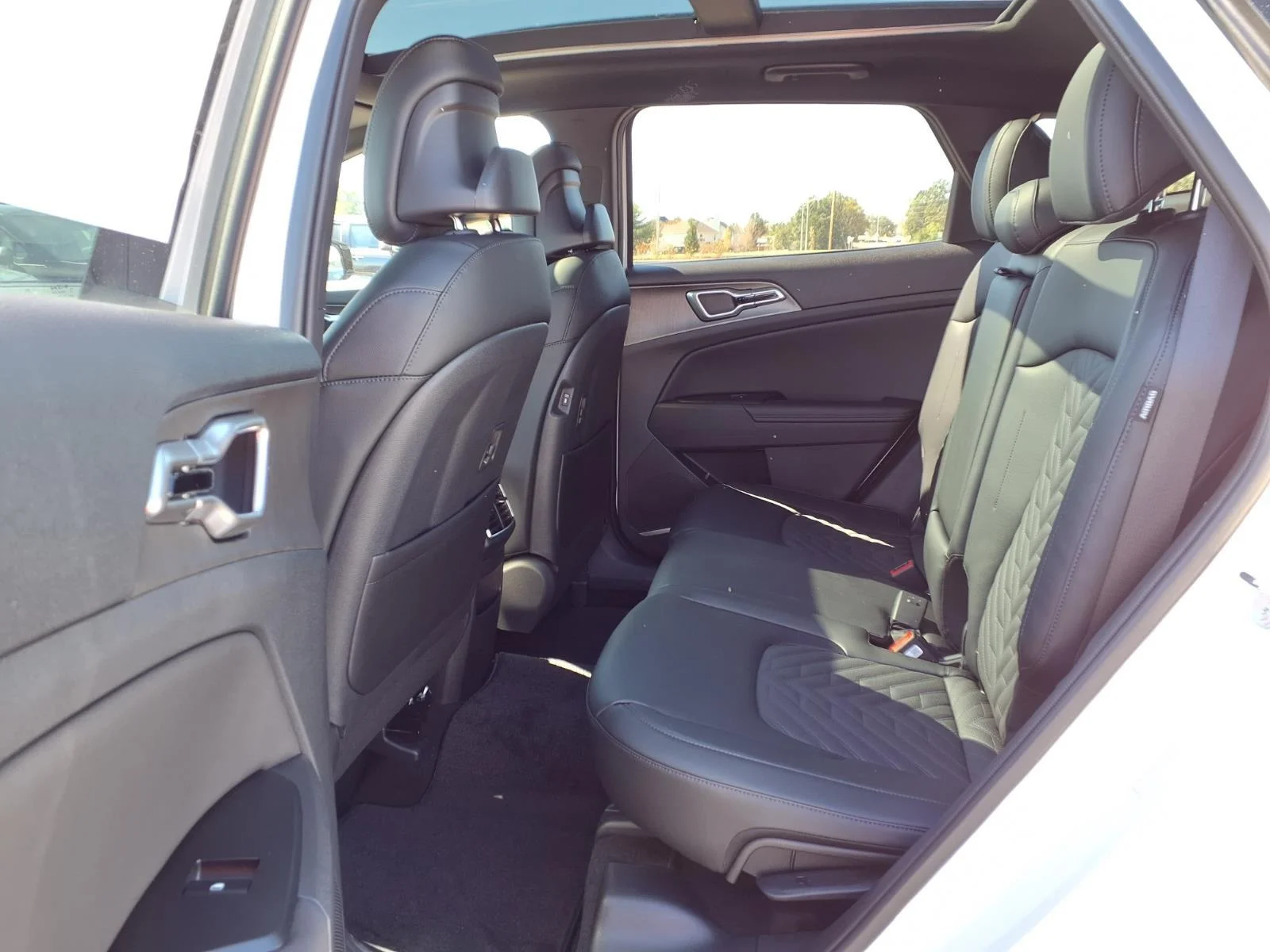 New 2027 Glacial White Pearl / Black Ro Kia X-Line image 14