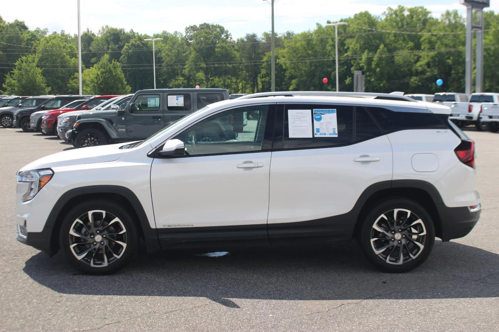 Used 2022 White Frost Tricoat GMC SLT image 4