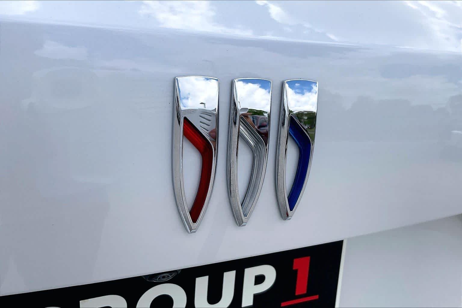 Used 2025 White Frost Tricoat Buick Avenir image 31