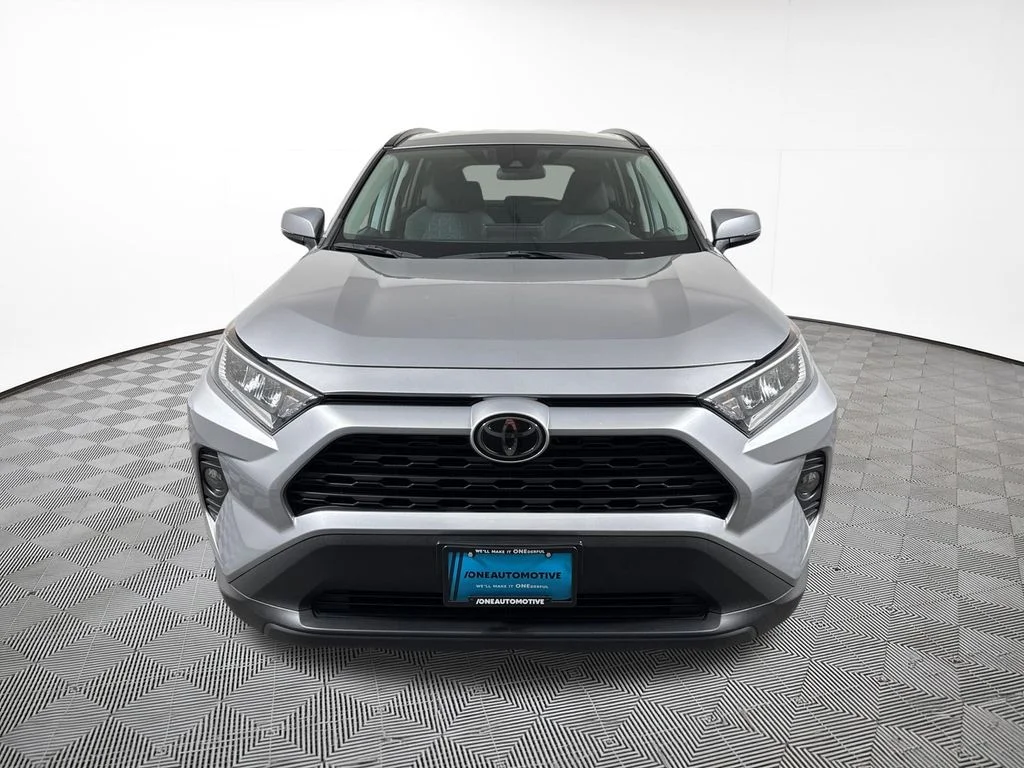 Used 2020 Silver Sky Metallic Toyota XLE image 3