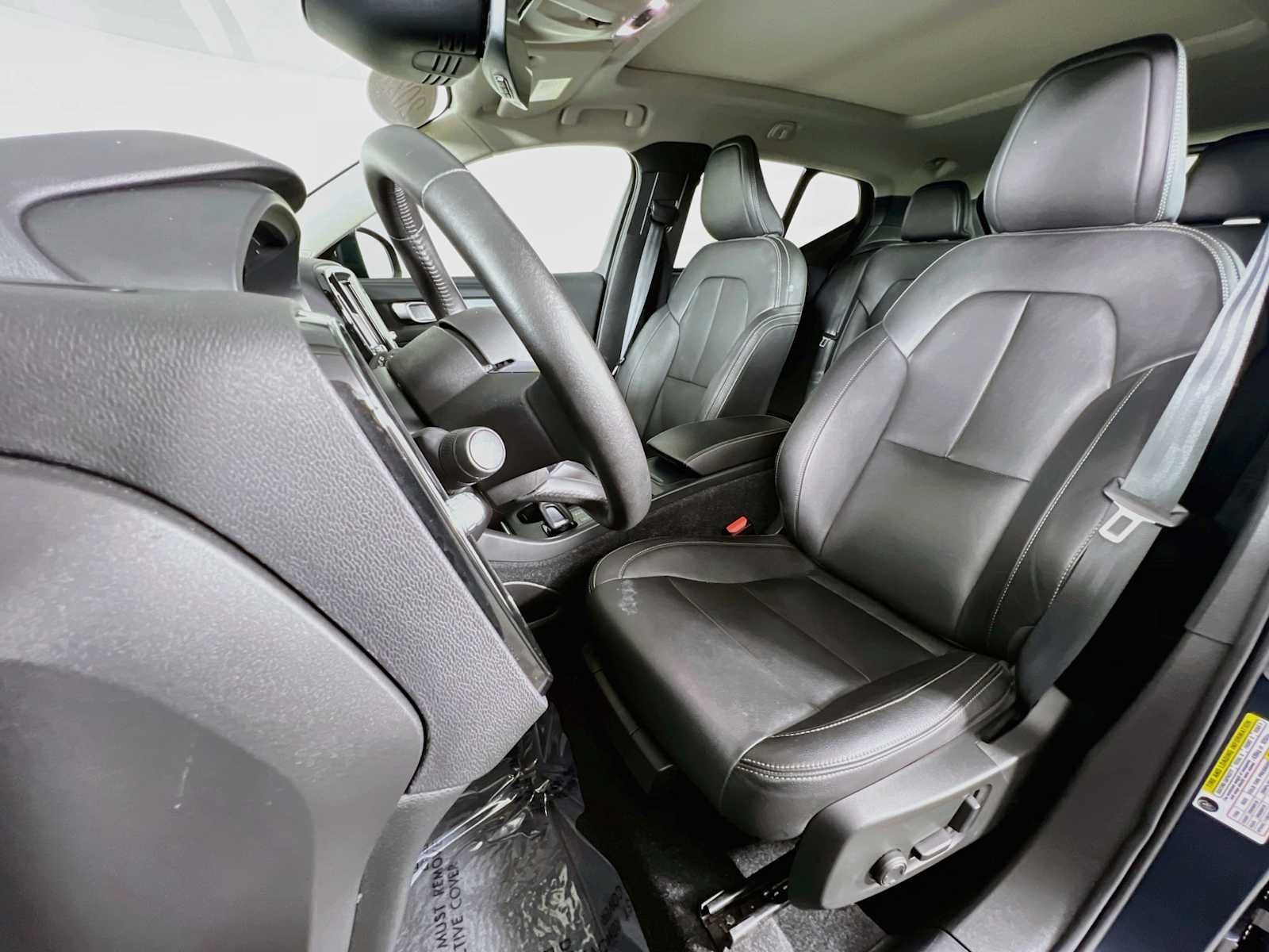 Used 2021 DENIM BLUE METALL Volvo Momentum image 22