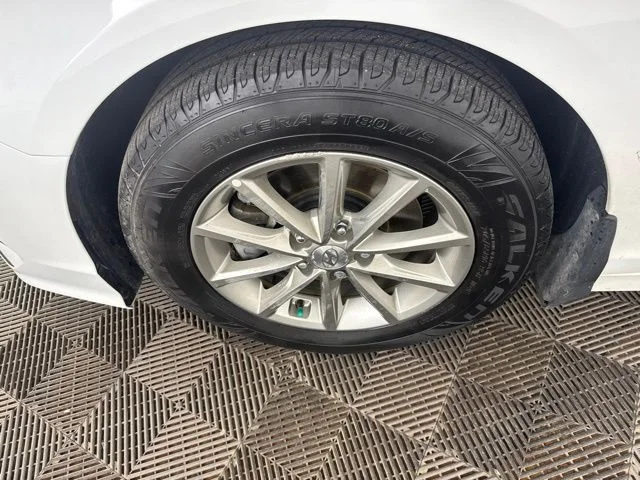 Used 2019 White Hyundai SE image 31