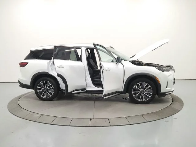 Used 2026 White INFINITI LUXE image 17