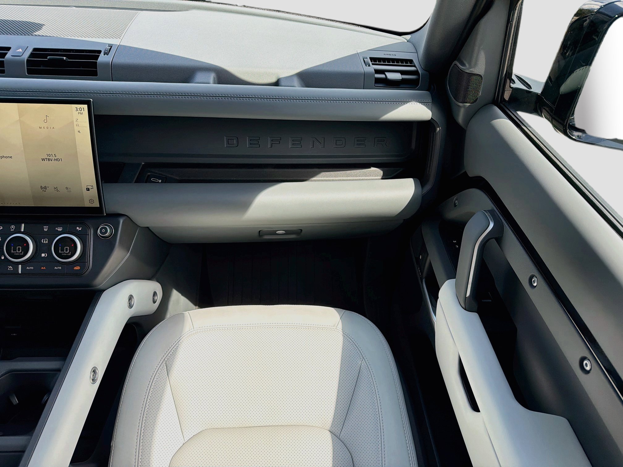 New 2026 Santorini Black LAND ROVER X-Dynamic SE image 16