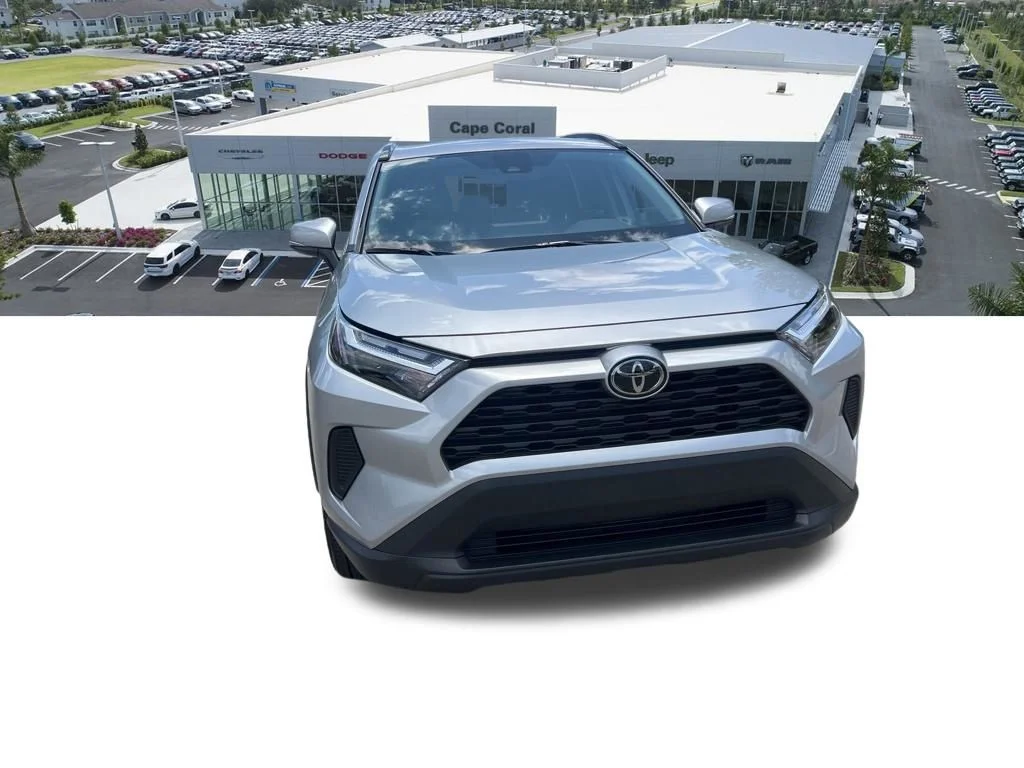 Used 2025  Toyota XLE image 7