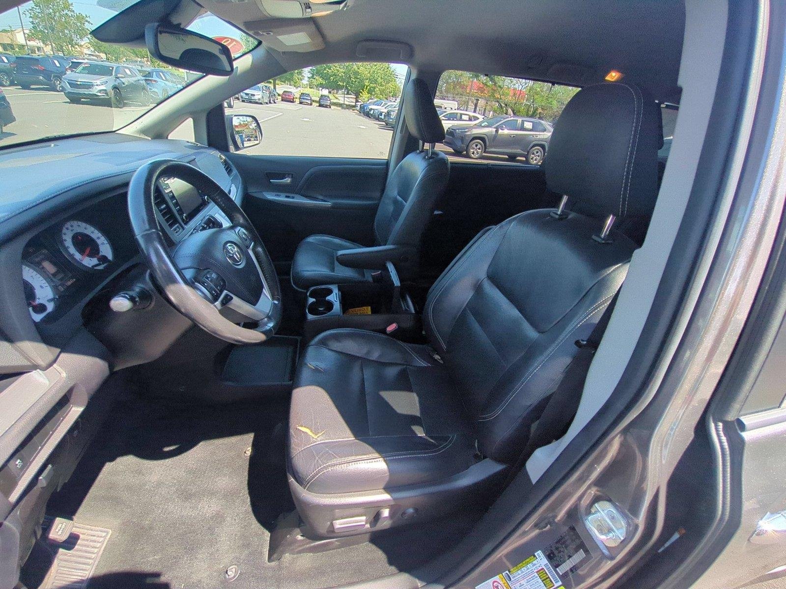 Used 2018  Toyota SE image 18