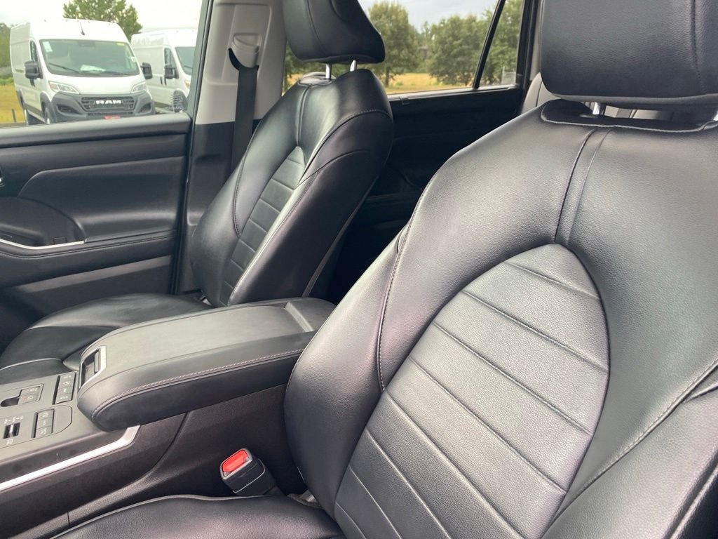 Used 2022 Black Toyota XLE image 13