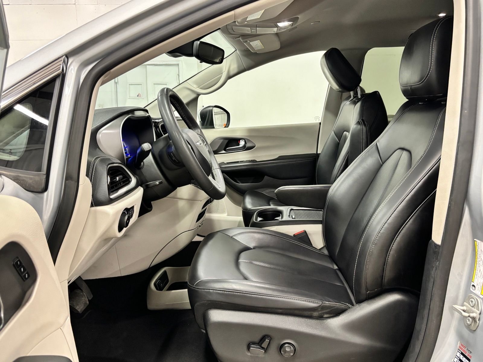 Used 2023 Silver Chrysler Touring L image 16