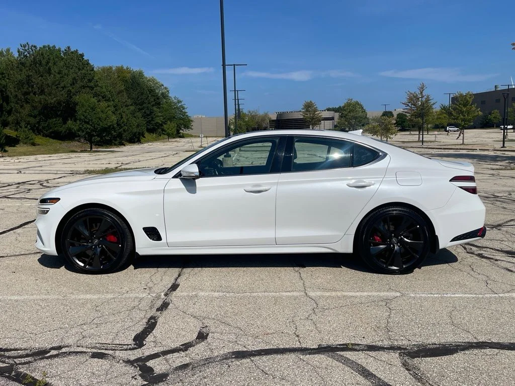 Used 2022 Uyuni White Genesis 3.3T image 2