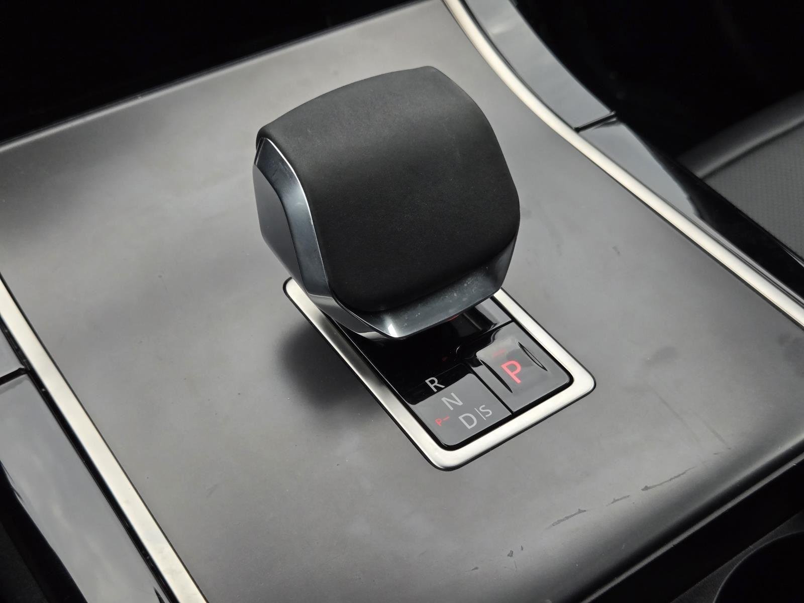 Used 2025 Santorini Black Metallic Land Rover Dynamic SE image 23