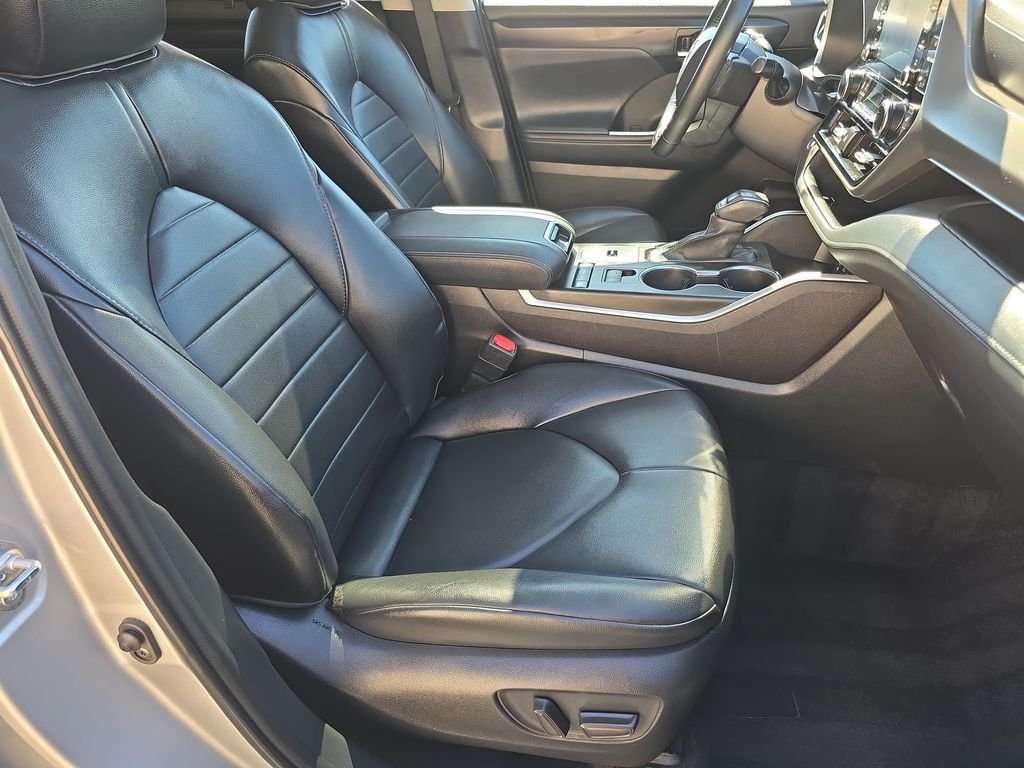 Used 2022 Silver Toyota XLE image 38