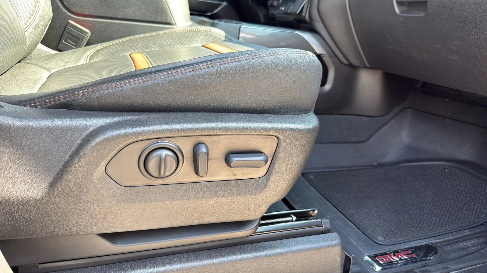 Used 2022 Black GMC AT4 image 22