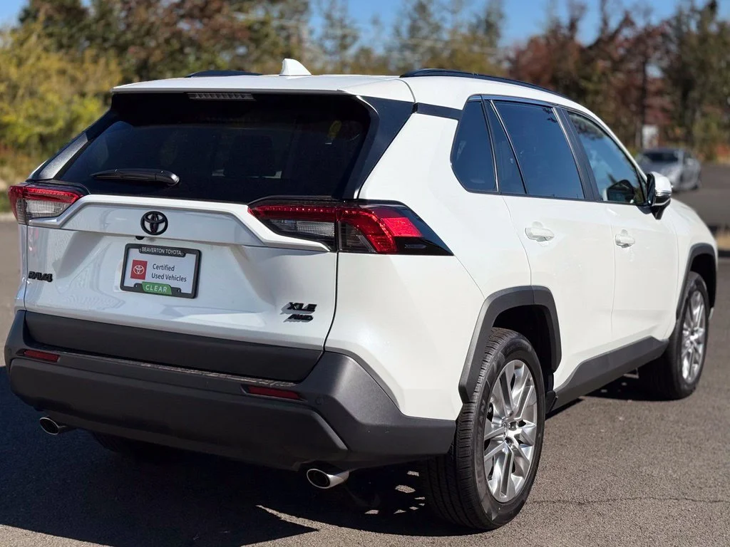 Used 2025 Pearl Toyota XLE Premium image 5