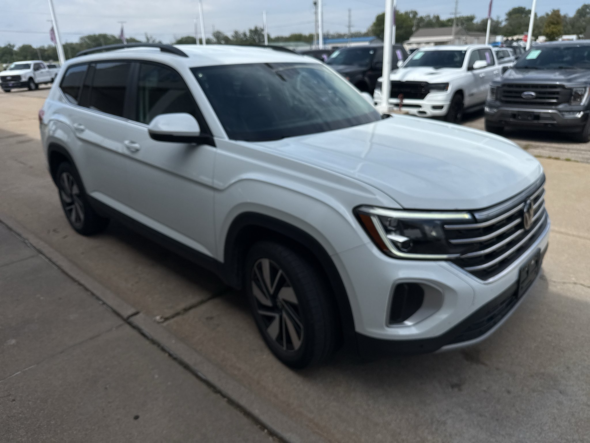 Used 2025 Pure White Volkswagen 2.0T SE w/Technology image 4