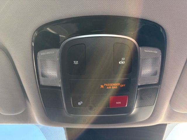 Used 2025 White Hyundai SEL image 19