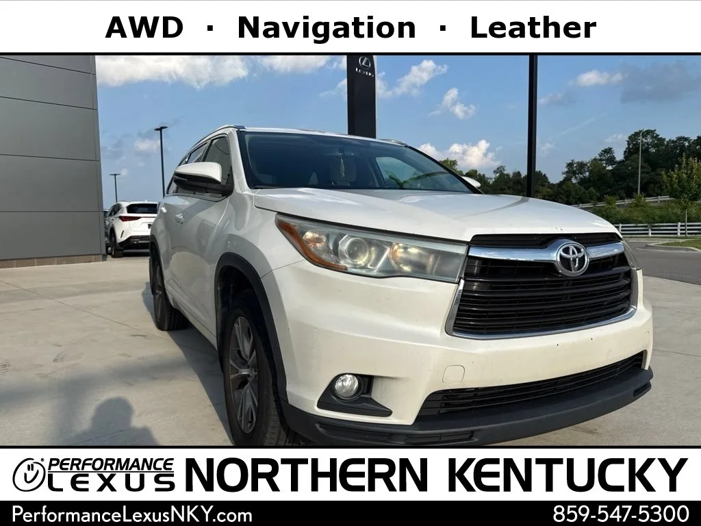Used 2015 Blizzard Pearl Toyota XLE image 1