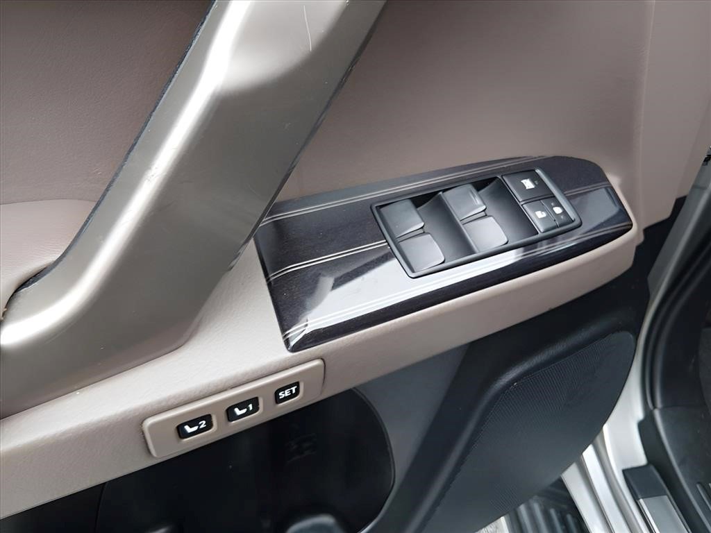 Used 2021 Silver Lexus GX 460 Premium image 23