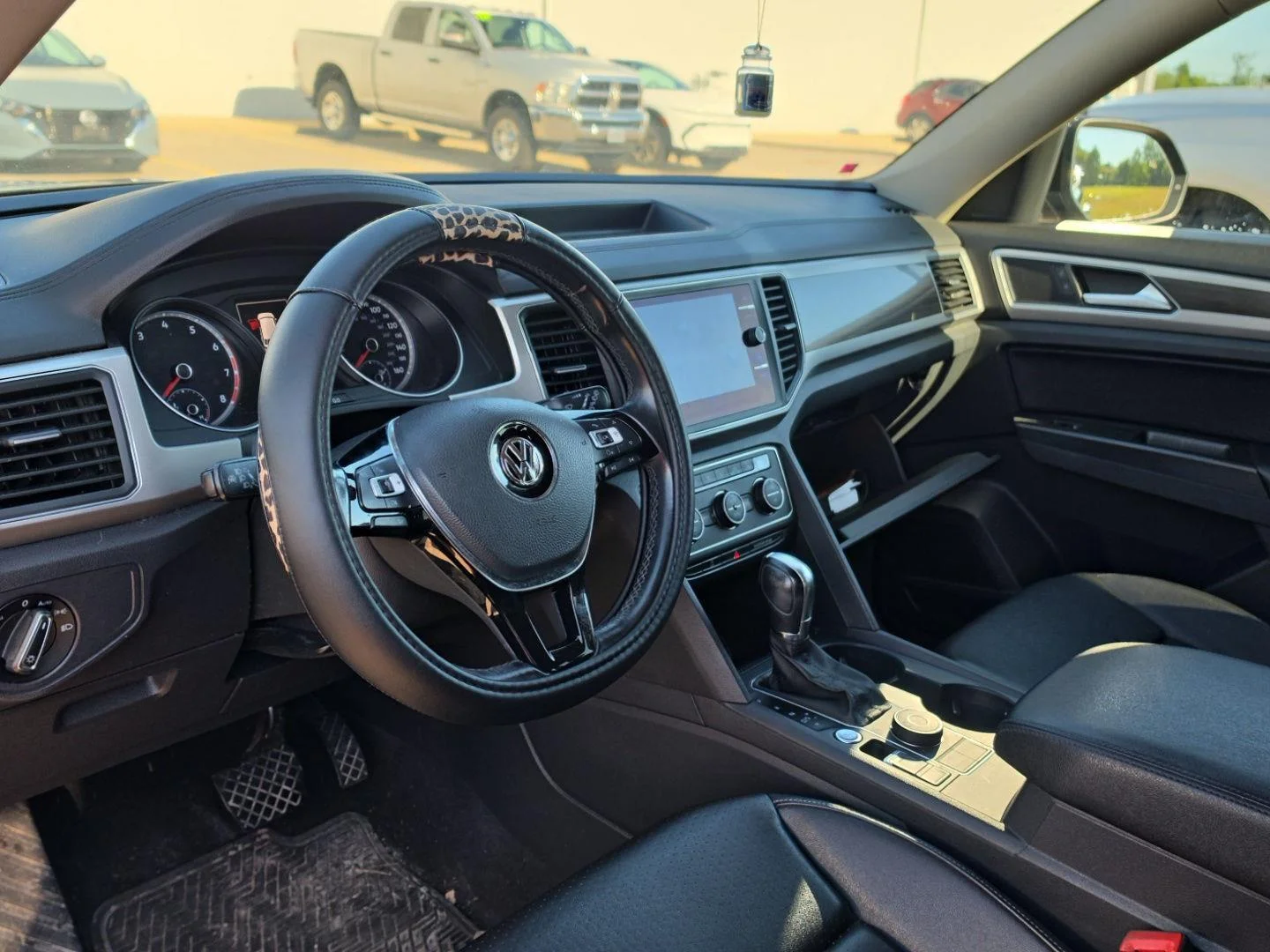 Used 2018 Deep Black Pearl Volkswagen 3.6L V6 SE w/Technology image 5