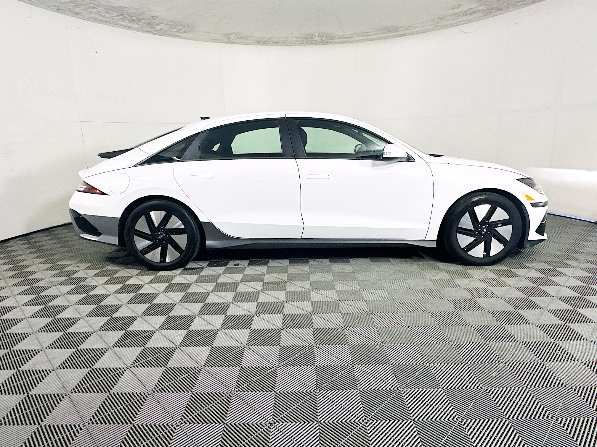 Used 2024 Hyundai IONIQ 6 SE with VIN KMHM24AAXRA074927 for sale in Coconut Creek, FL