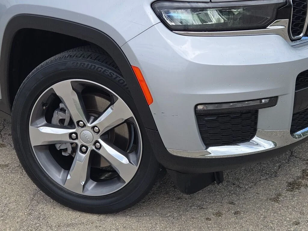 Used 2021 Silver Jeep Limited image 3