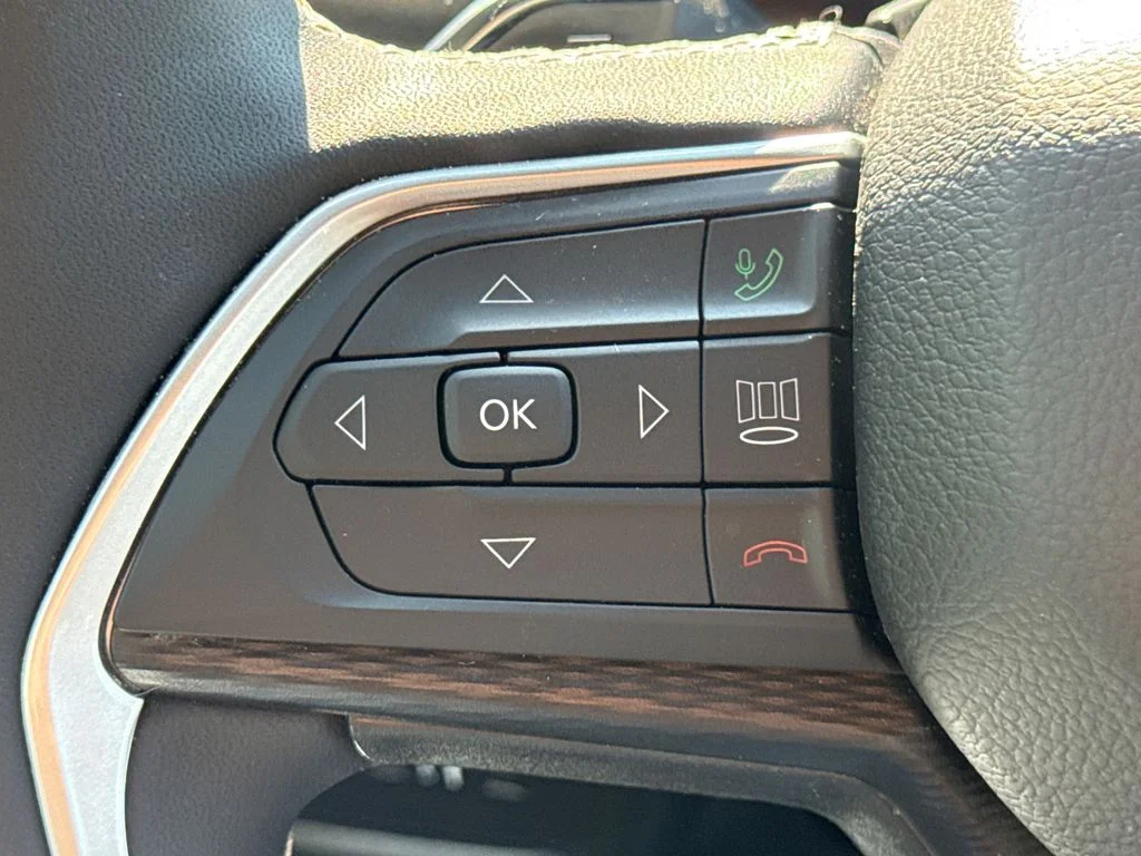 Used 2025 Diamond Black Jeep Altitude X image 30