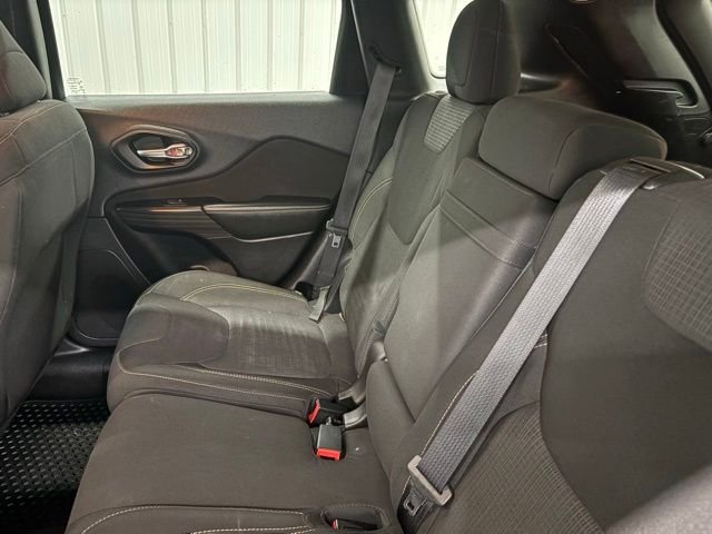 Used 2016 Silver Jeep Latitude image 9