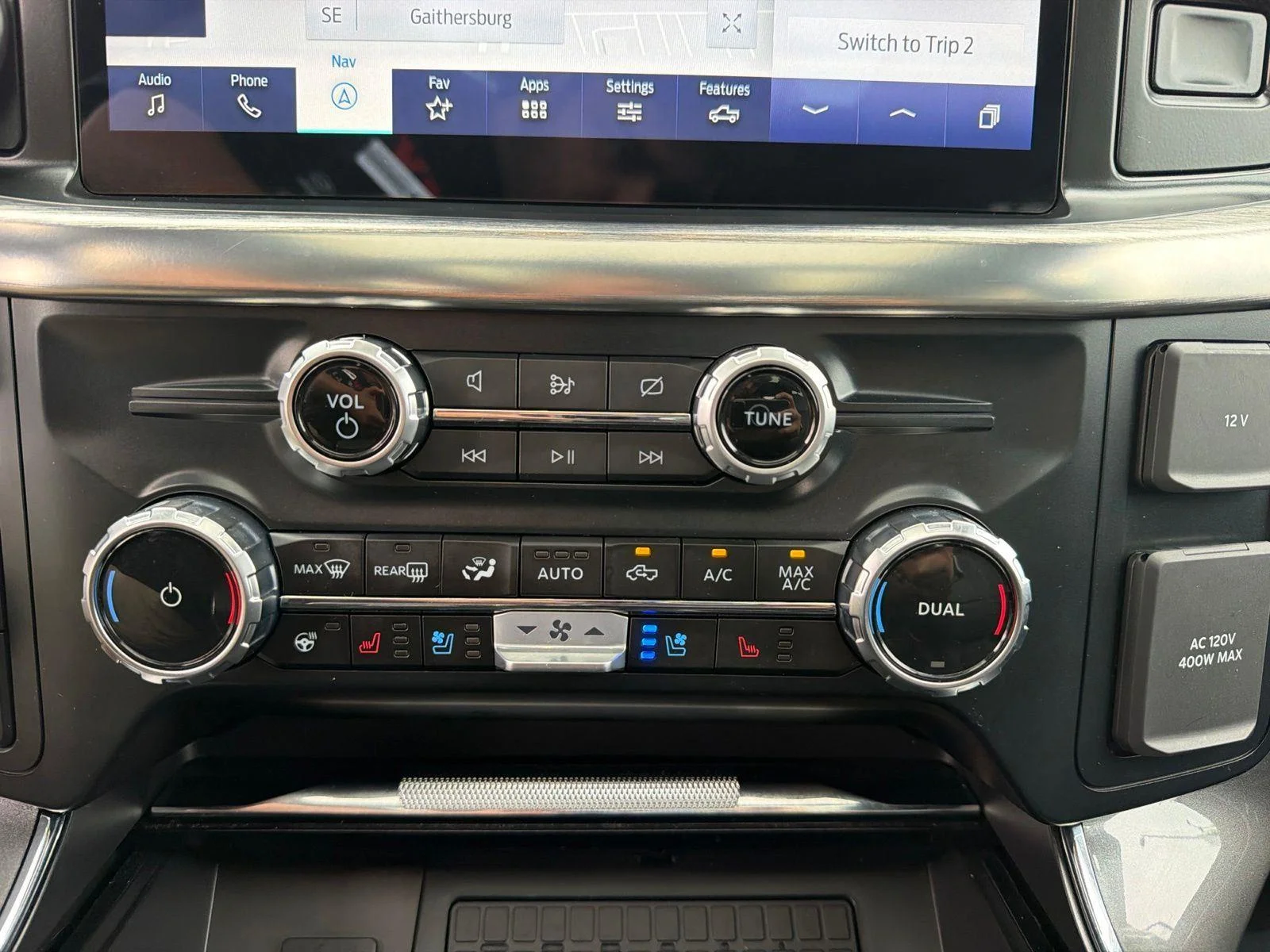 Used 2023 Agate Black Metallic Ford LARIAT image 21