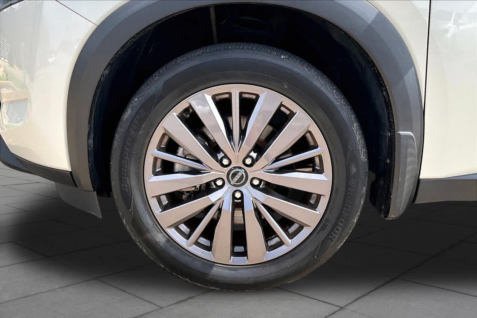 Certified Used 2023 Pearl White Tricoat/Super Black Nissan SL image 10