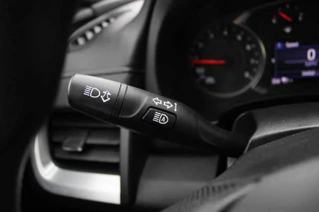 Used 2023 SUMMIT WHITE GMC SLE image 6