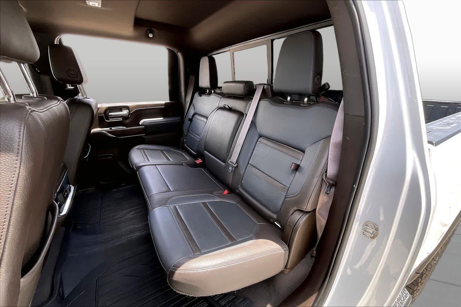 Used 2022 White Frost Tricoat GMC Denali image 19