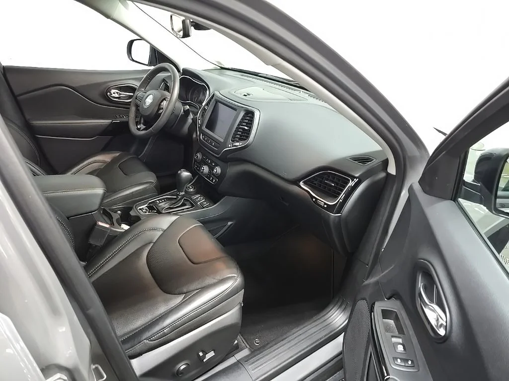 Used 2023 Gray Jeep Altitude image 18