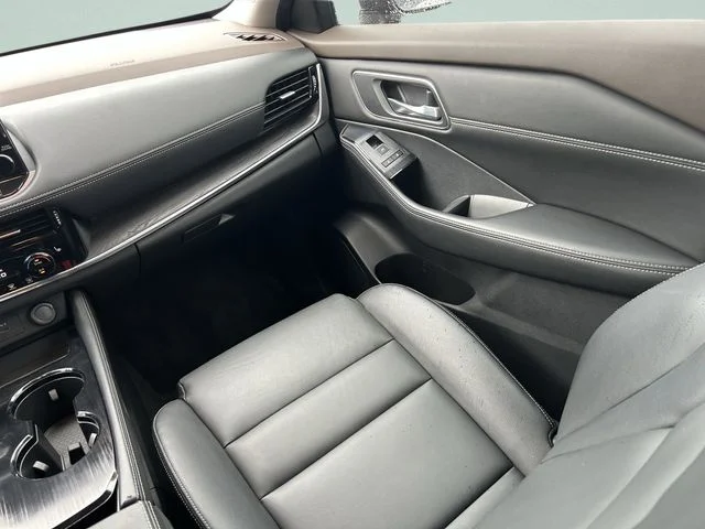Used 2021 White Nissan SL image 21