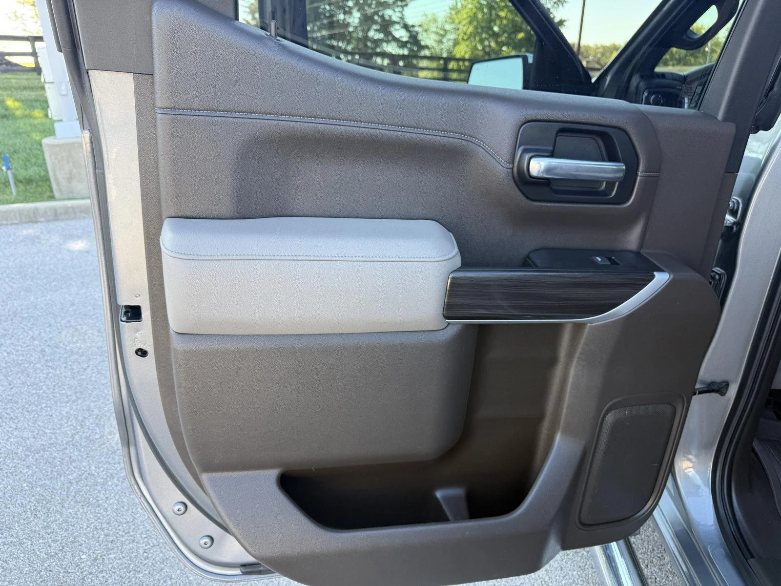 Used 2020 Shadow Gray Metallic Chevrolet LTZ image 30