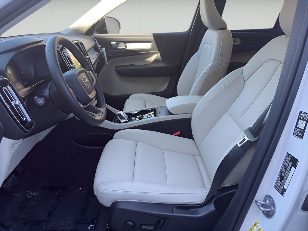 2026 Volvo XC40 Plus - Photo 7